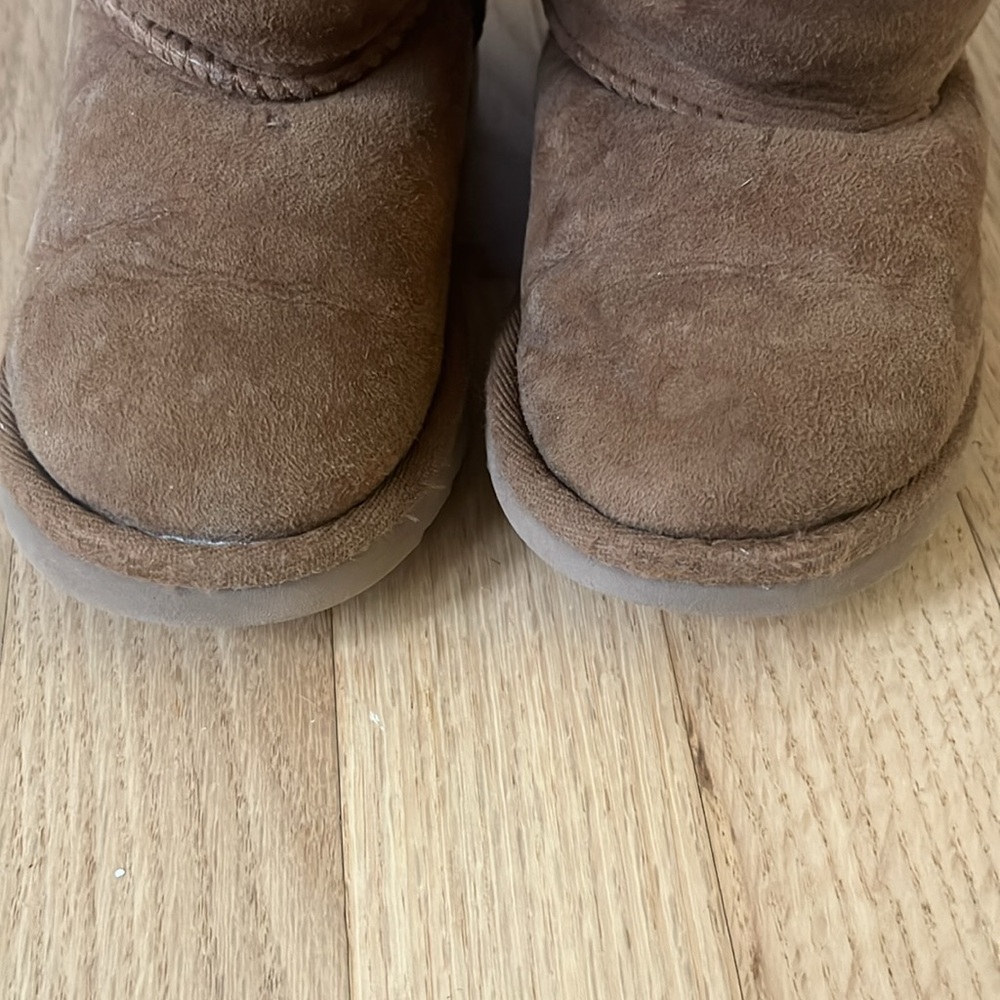 Toddle Uggs and pink bows - Picture 7 of 7
